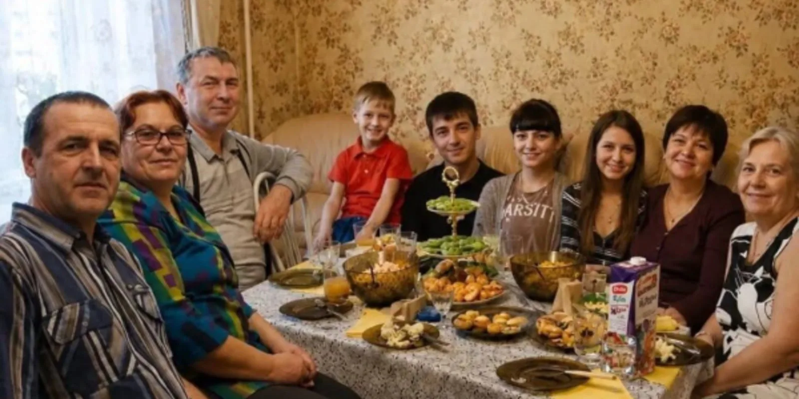 Соль на скатерти