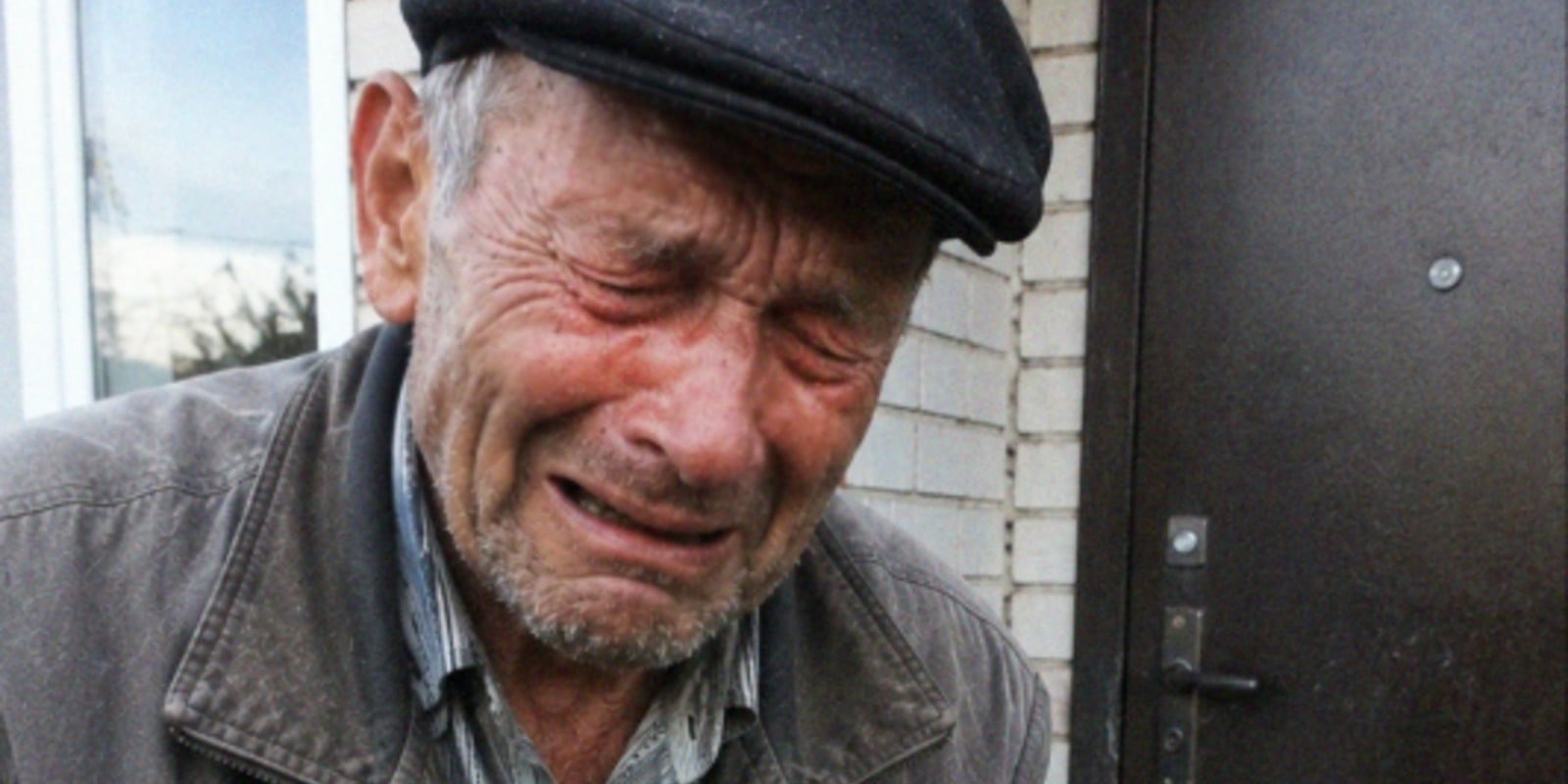 Клумба под окном комнаты, там никто не жил