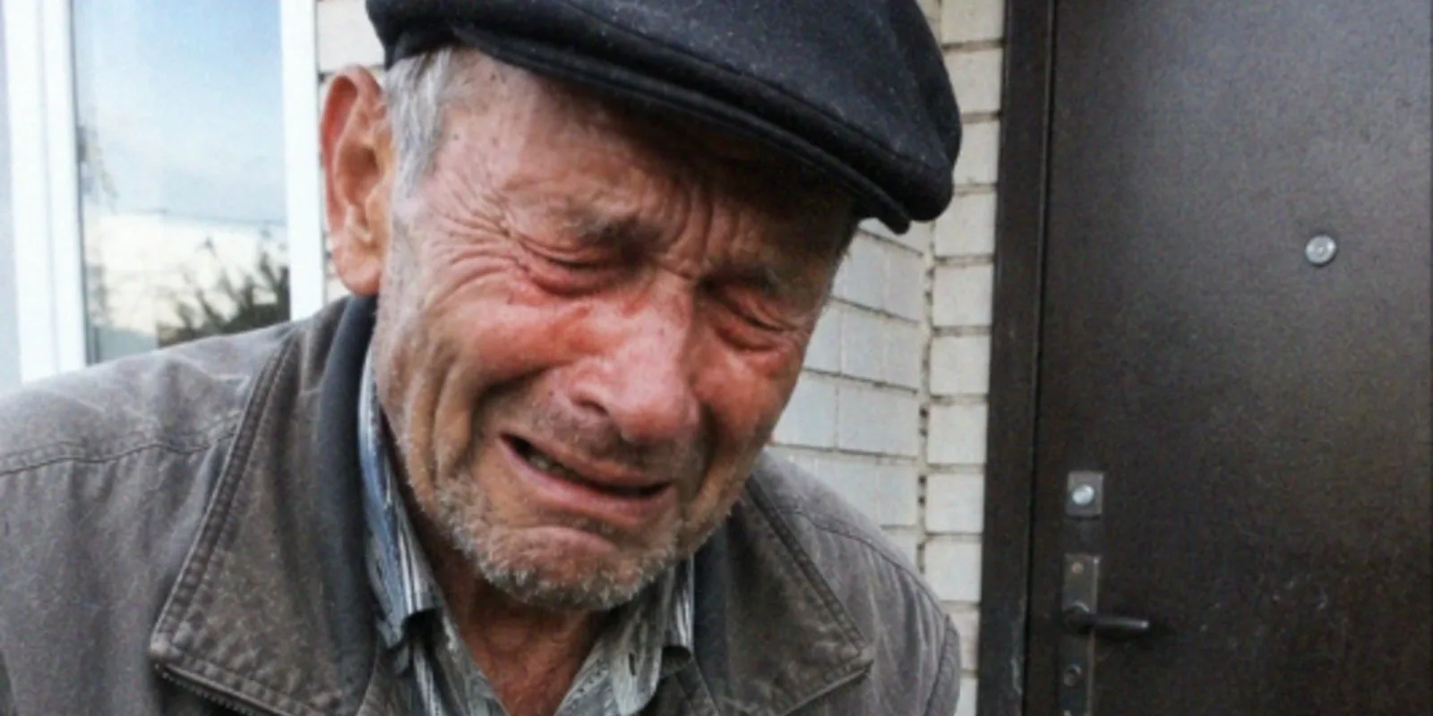 Клумба под окном комнаты, там никто не жил
