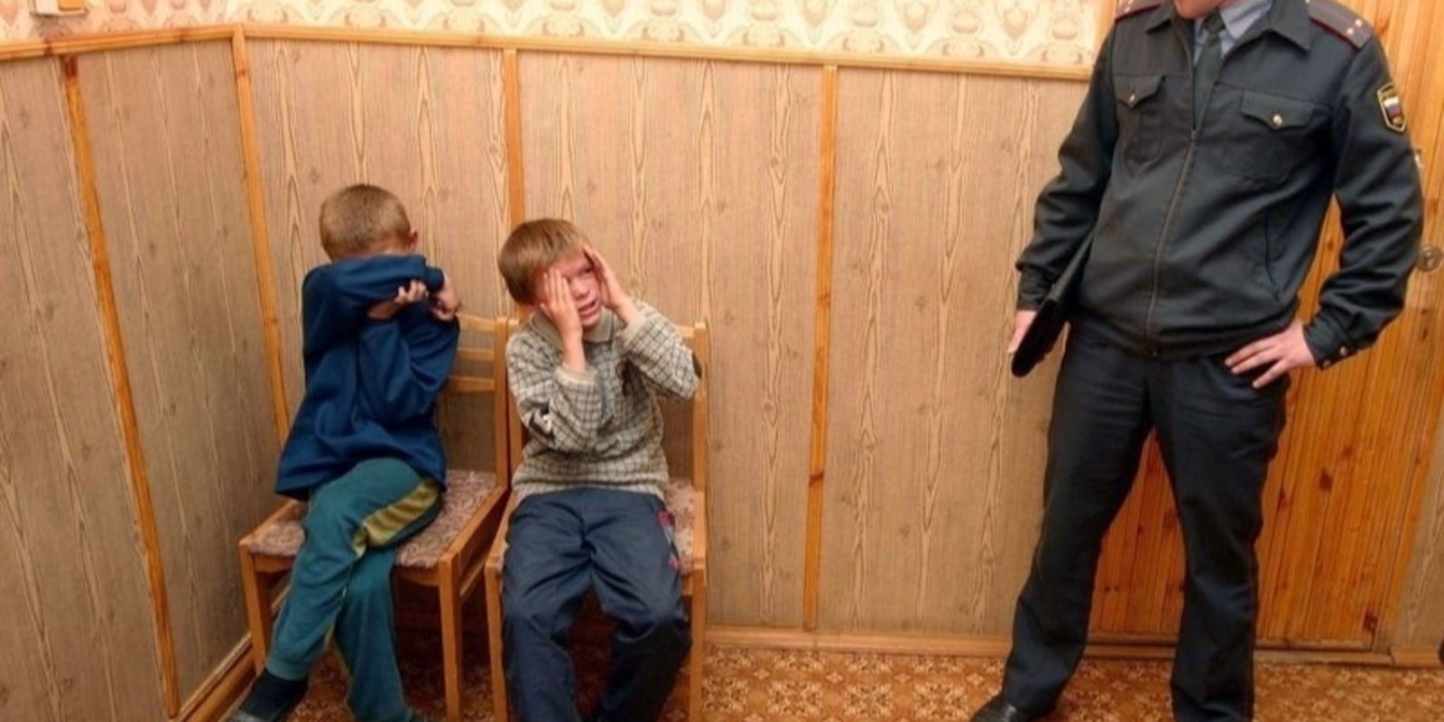 Мне позвонили из полиции: моего сына нашли ночью на шоссе. В участке он заплакал: «Папа выставил меня на улицу и не впускал в дом».