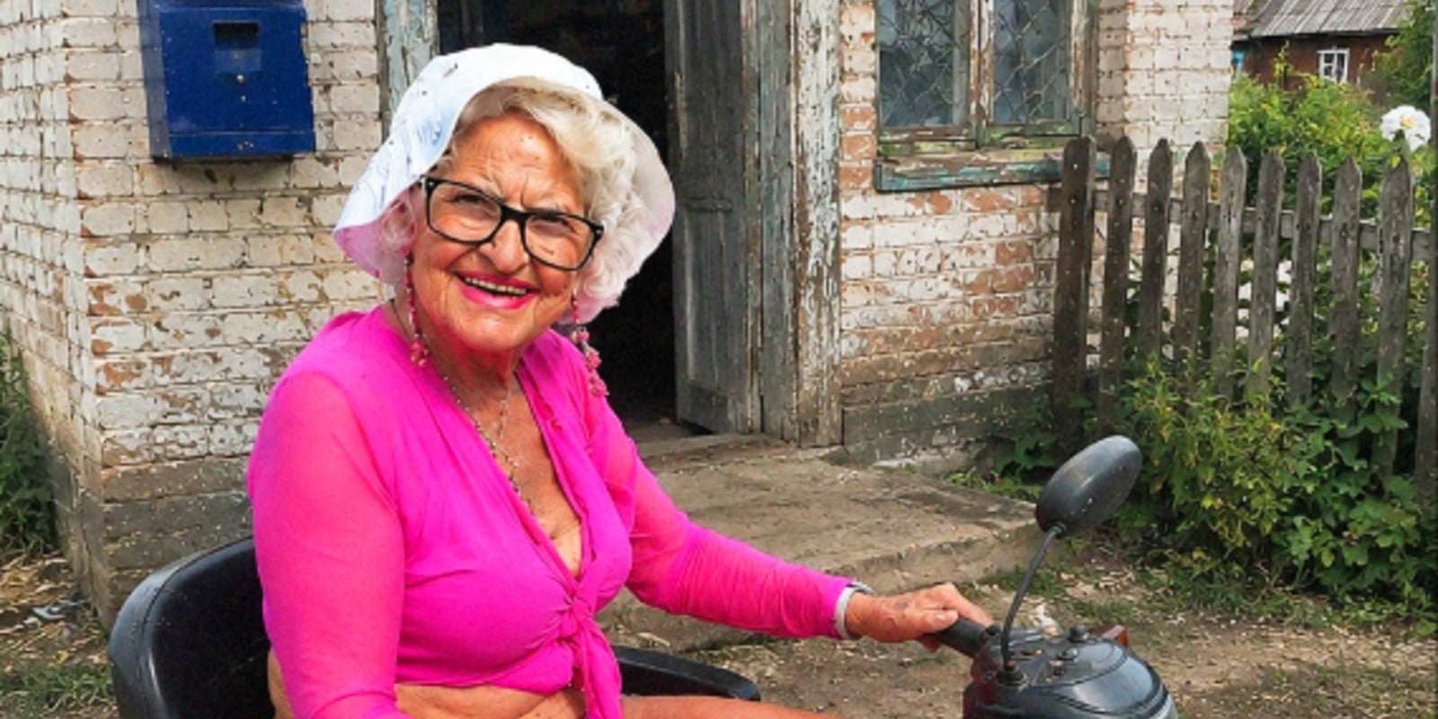 Все смеялись над 82-летней бабушкой в розовых шортах, которая каждое утро ждала кого-то на краю поселка. Но однажды перед ней остановилась черная машина, и уже через минуту всем стало не до шуток.
