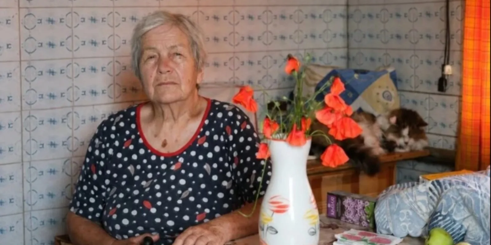 Каждый вечер моя 80-летняя бабушка сыпала в еду странный белый порошок и запиралась в спальне. Я думала, это мука… Но