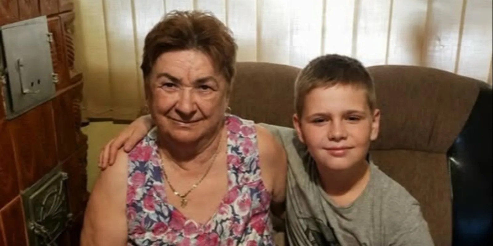 Маленький мальчик сказал в школе: «Бабушка каждую ночь связывает мне руки». Когда его учительница вошла в дом вместе с