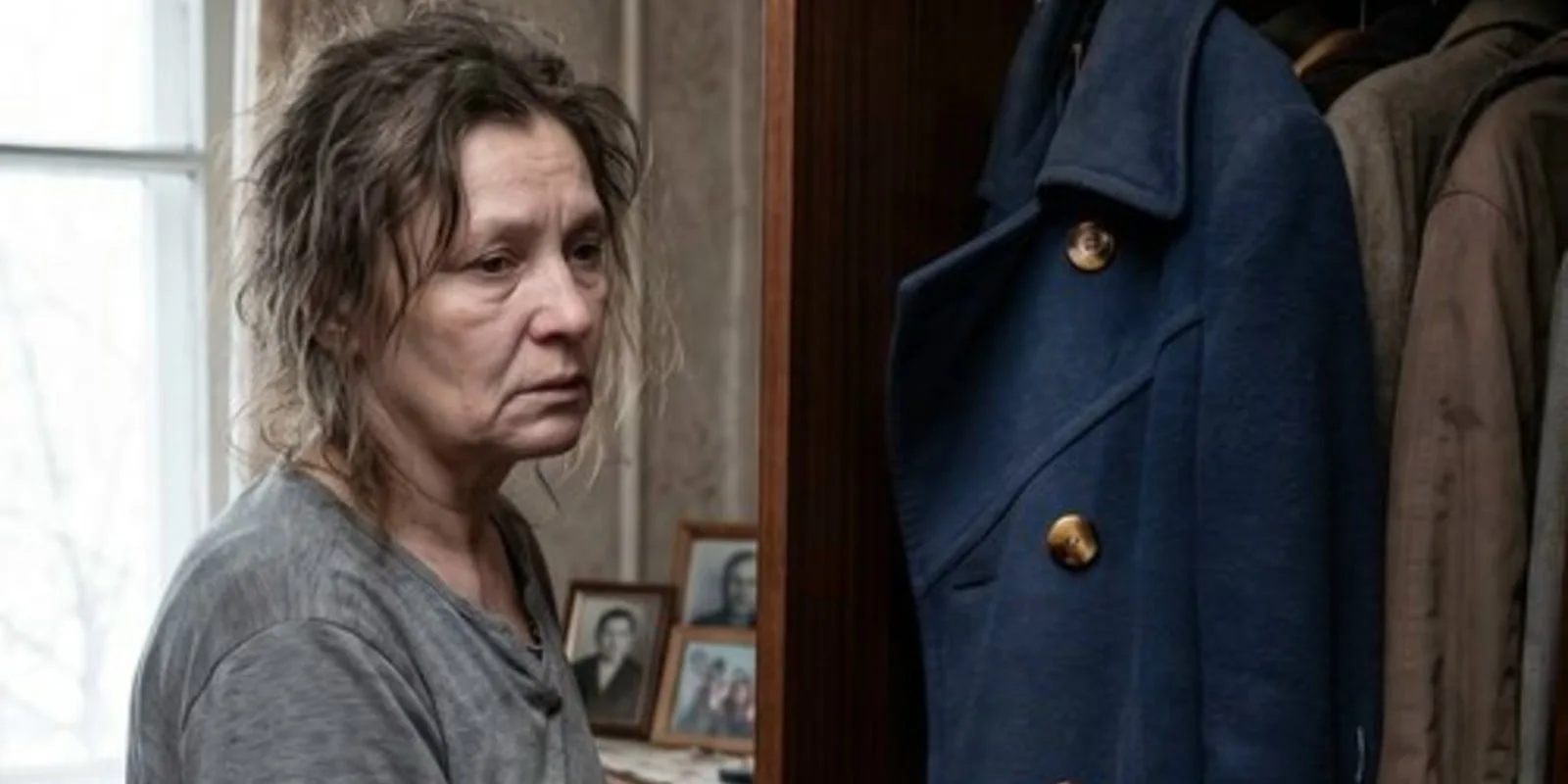 Мой муж спрятал пальто чтобы мне не было больно. А я спрятала подругу потому что подумала что она вор.