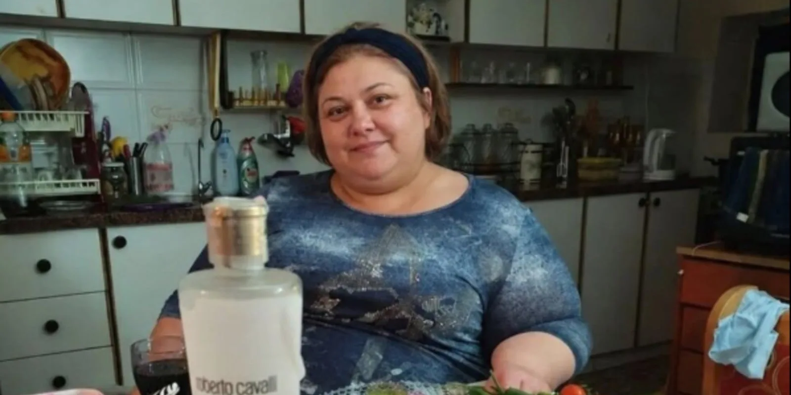 — Хватит есть! Посмотри на себя! Ты так растолстела, что мой сын уже стесняется появляться с тобой на людях.