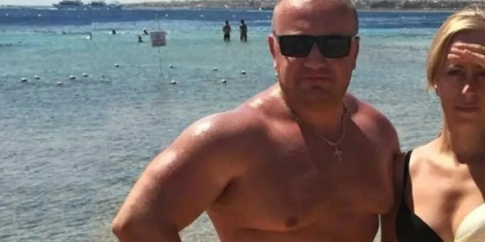 Мужчина хохотал, рассказывая друзьям, как отдыхал с любовницей неделю на курорте. Но когда открыл дверь дома, увидел на лице