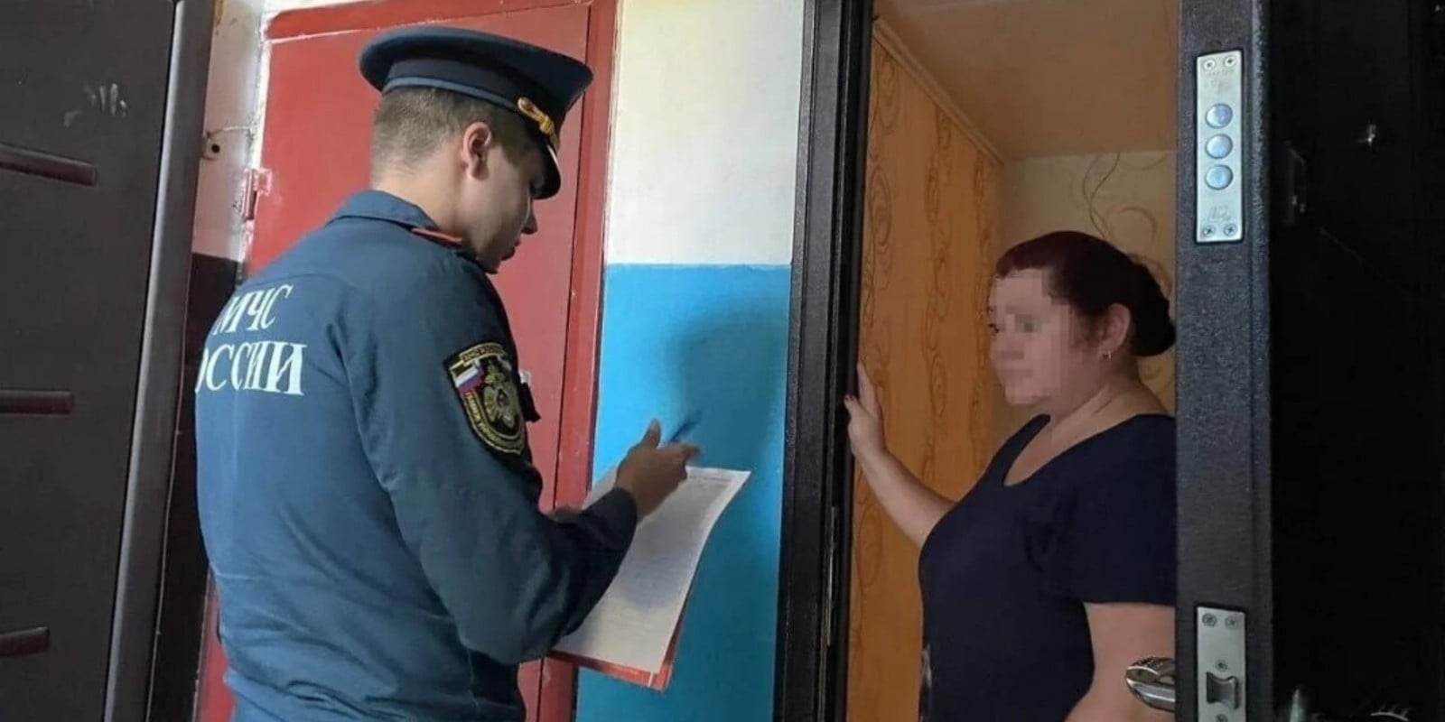 Муж встретил меня на выписке с мусорными пакетами: «Мама решила, что с младенцем шумно. Мы замки сменили, а ты езжай к матери со своим прицепом!»