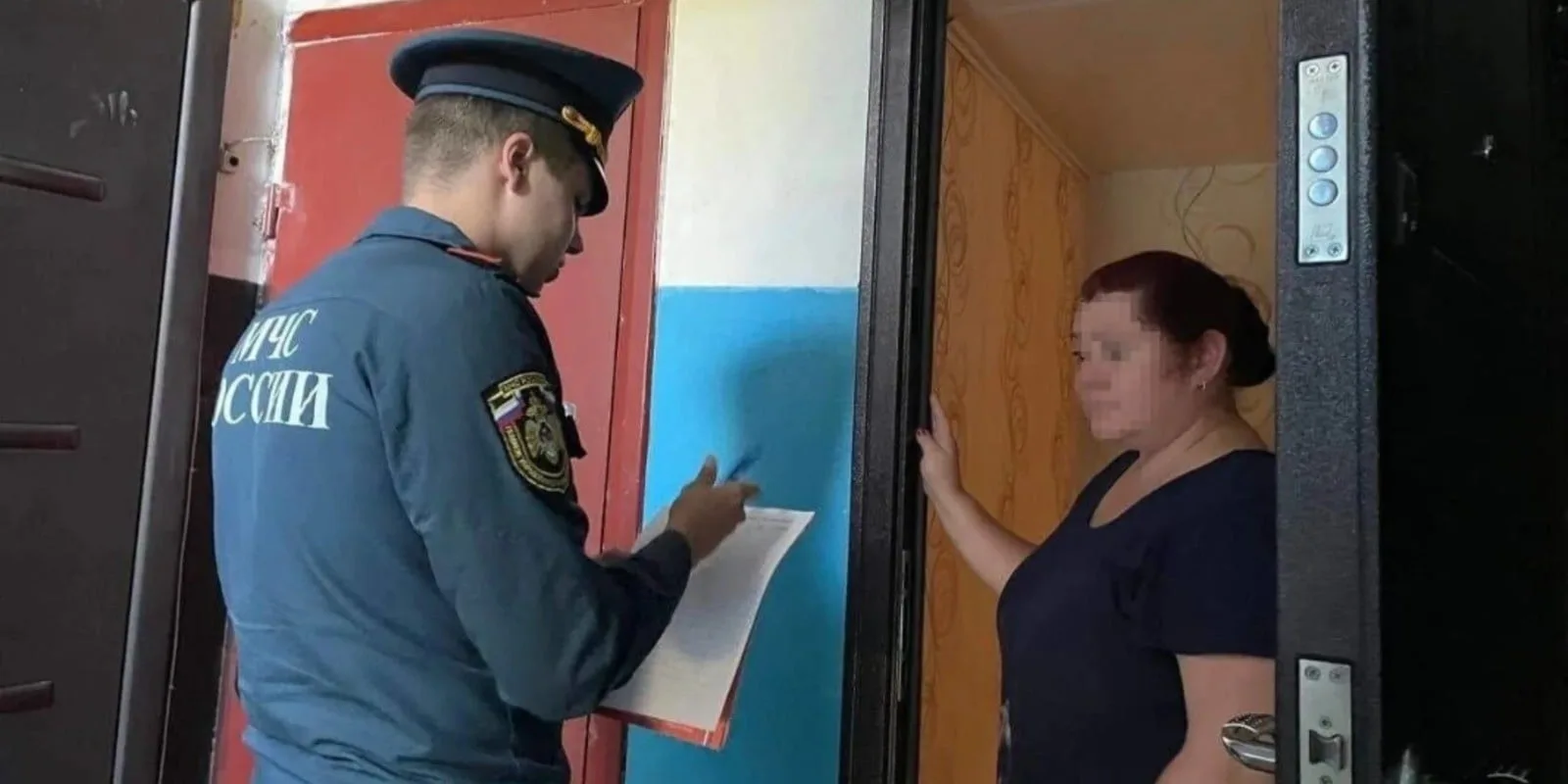 Муж встретил меня на выписке с мусорными пакетами: «Мама решила, что с младенцем шумно. Мы замки сменили, а ты езжай к