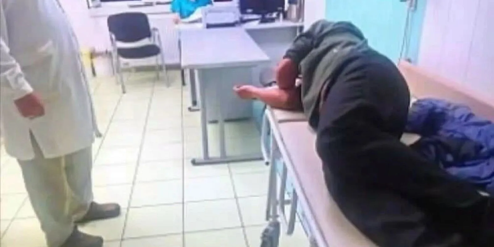 Хирурга уволили за спасение бездомного пациента