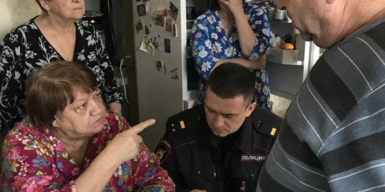 Тёща закрыла морозилку коленом и сказала участковому: «Там только суп»