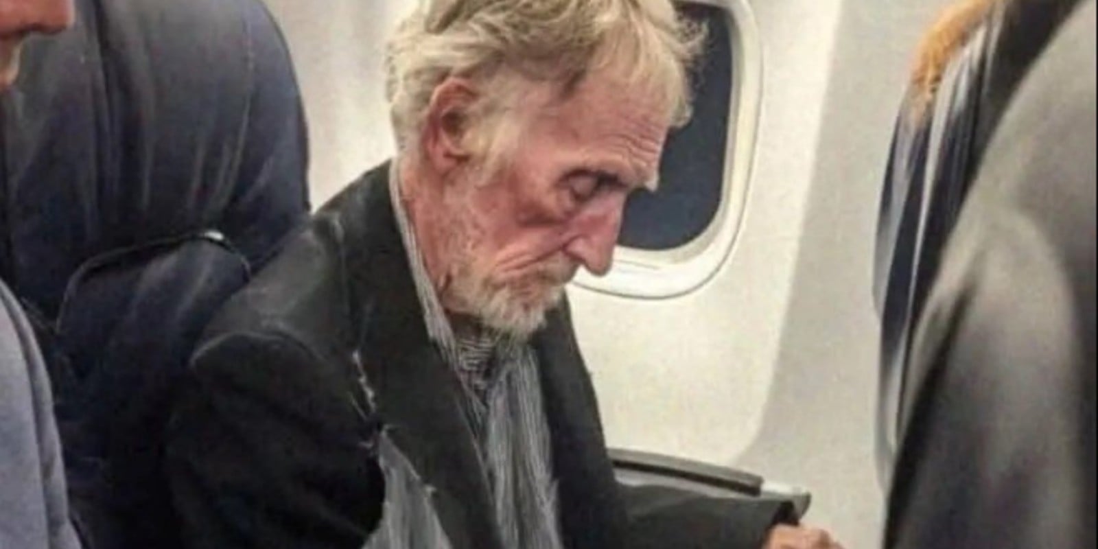 Богача в бизнес-классе приняли за бомжа и требовали пересесть — а после посадки капитан встал перед ним на колени