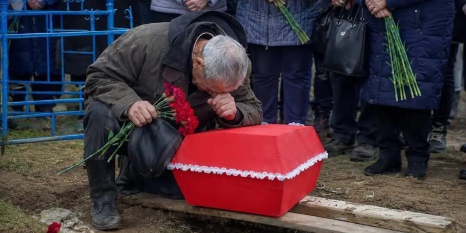На похоронах внучки старик заметил что-то странное. Не говоря ни слова, он подошёл к гробу и поднял крышку. В следующую секунду от увиденного у него ВОЛОСЫ ВСТАЛИ ДЫБОМ...