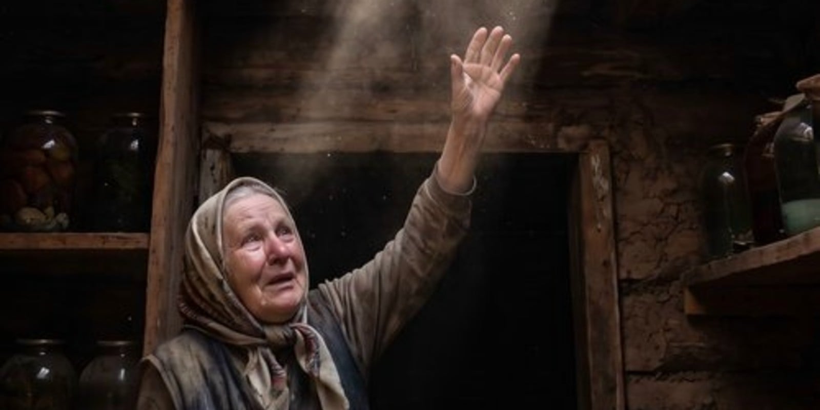 Сын запер однорукую мать в погребе потому что она кашляла. Соседи услышали тишину. То, что они нашли в подземелье — потрясло весь город