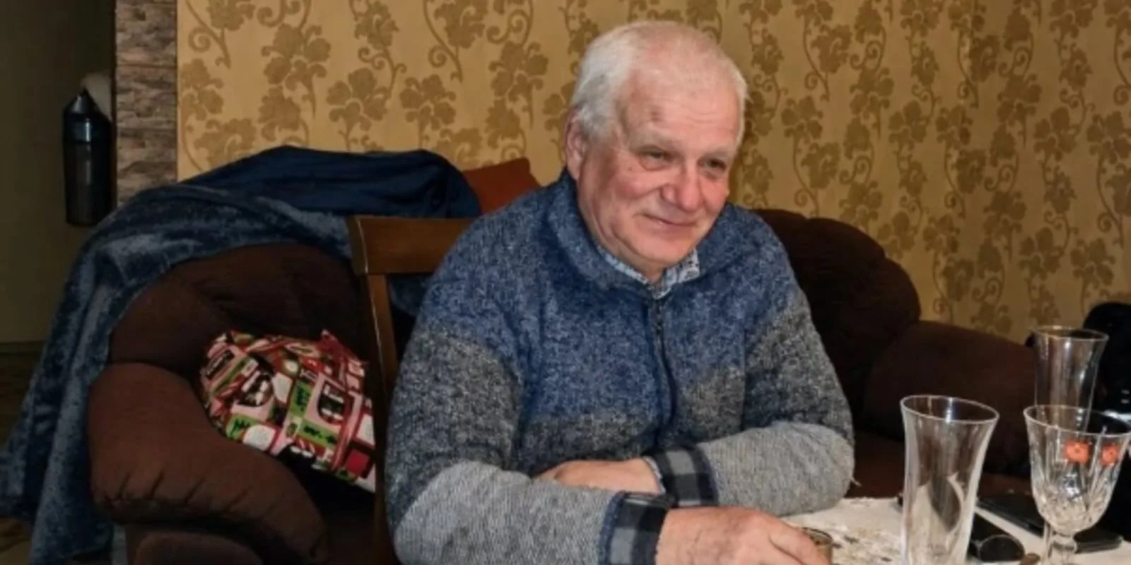 На 70-летии моего отца мы все поднимали бокалы, когда он внезапно положил ключи от своего дома на стол и сказал: «Завтра