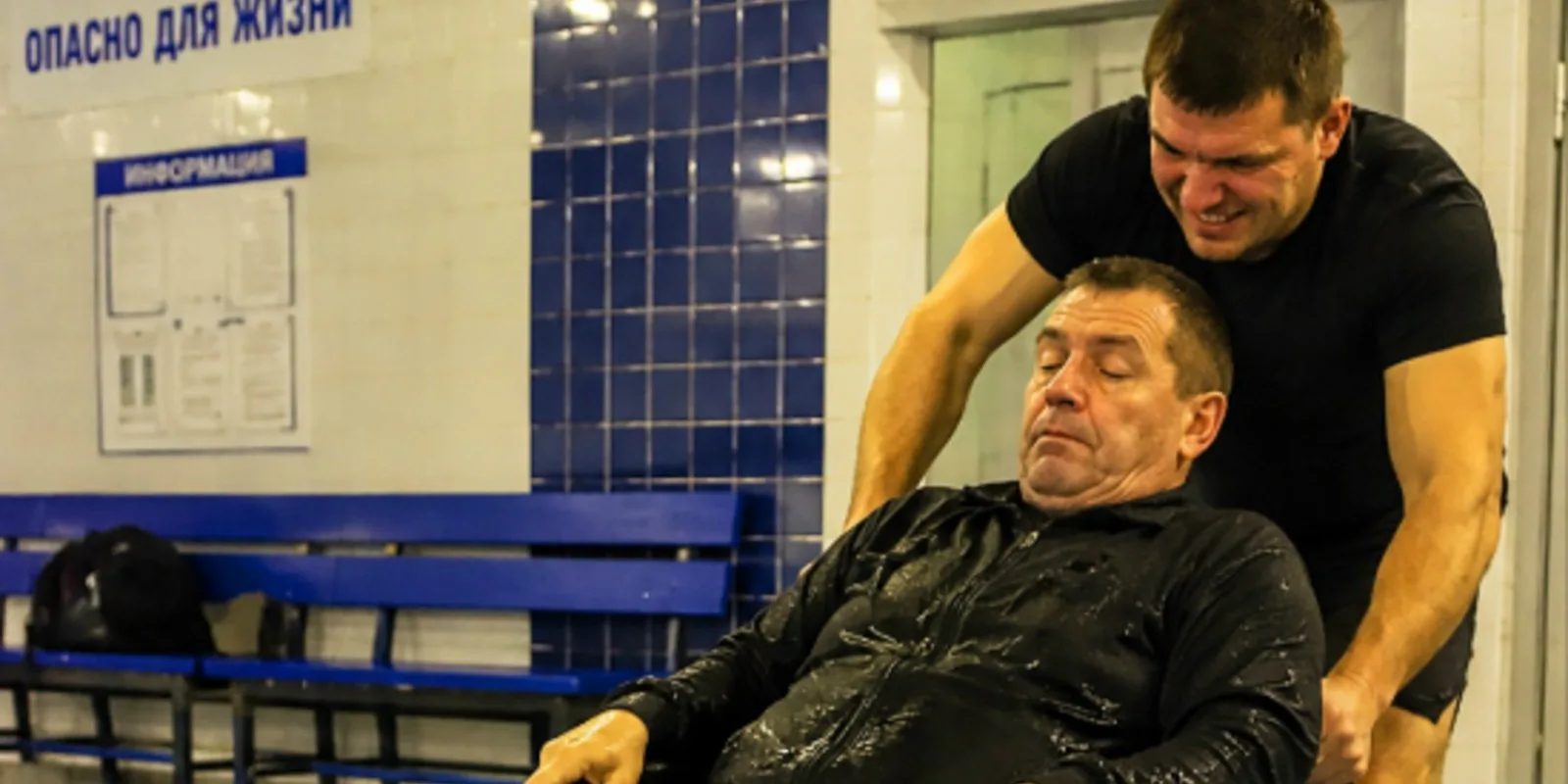 Сын столкнул своего отца-инвалида в бассейн, чтобы получить наследство, и вернулся домой как ни в чем не бывало. Но он не