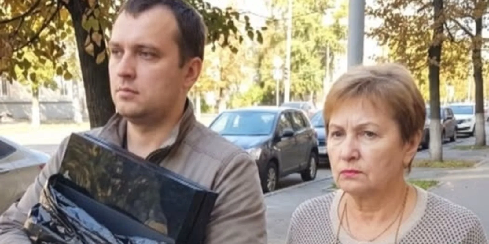 Или даришь половину квартиры моему сыну, или мы уходим!» Я молча достала их сумки.