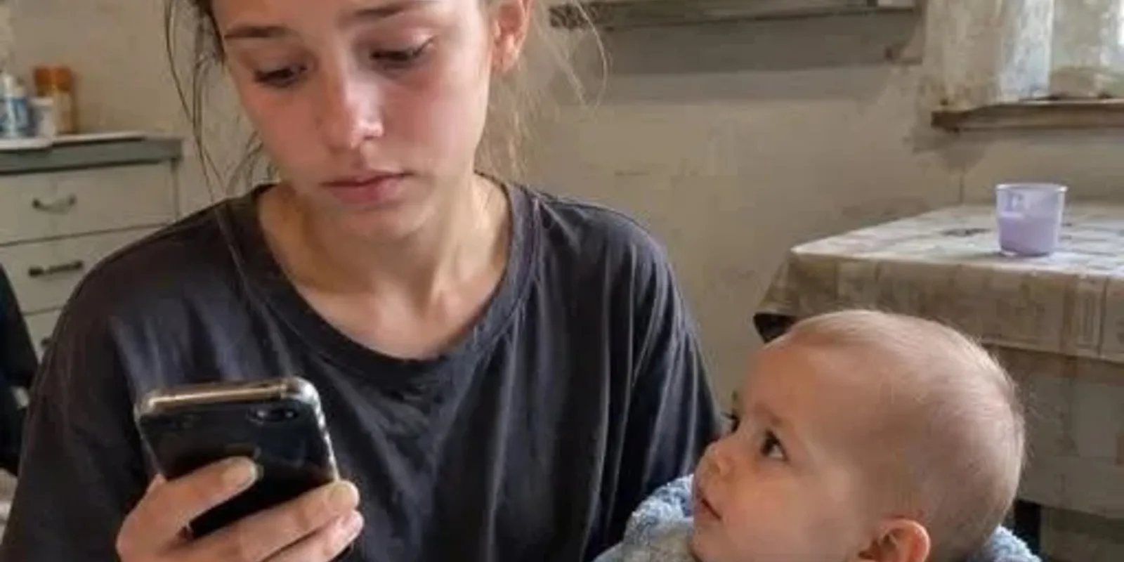 12-летняя девочка из Рязани попросила у тёти 2000 рублей на молоко для младшего брата. Но ошиблась одной цифрой в номере