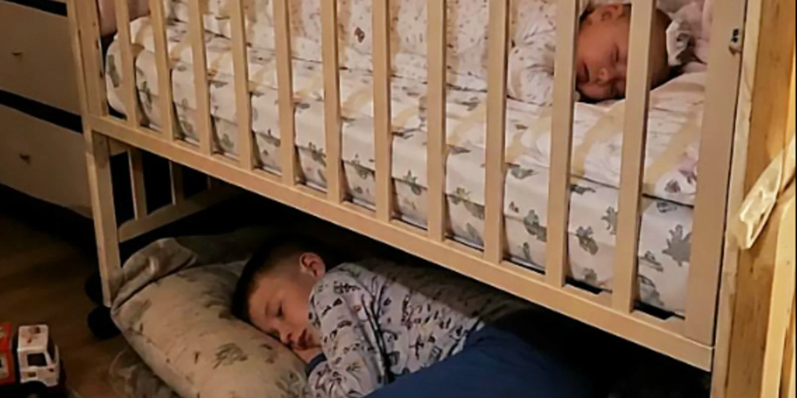 Мой 7-летний сын каждую ночь спал под кроваткой новорожденной сестры. А однажды в два часа ночи я услышала через радионяню