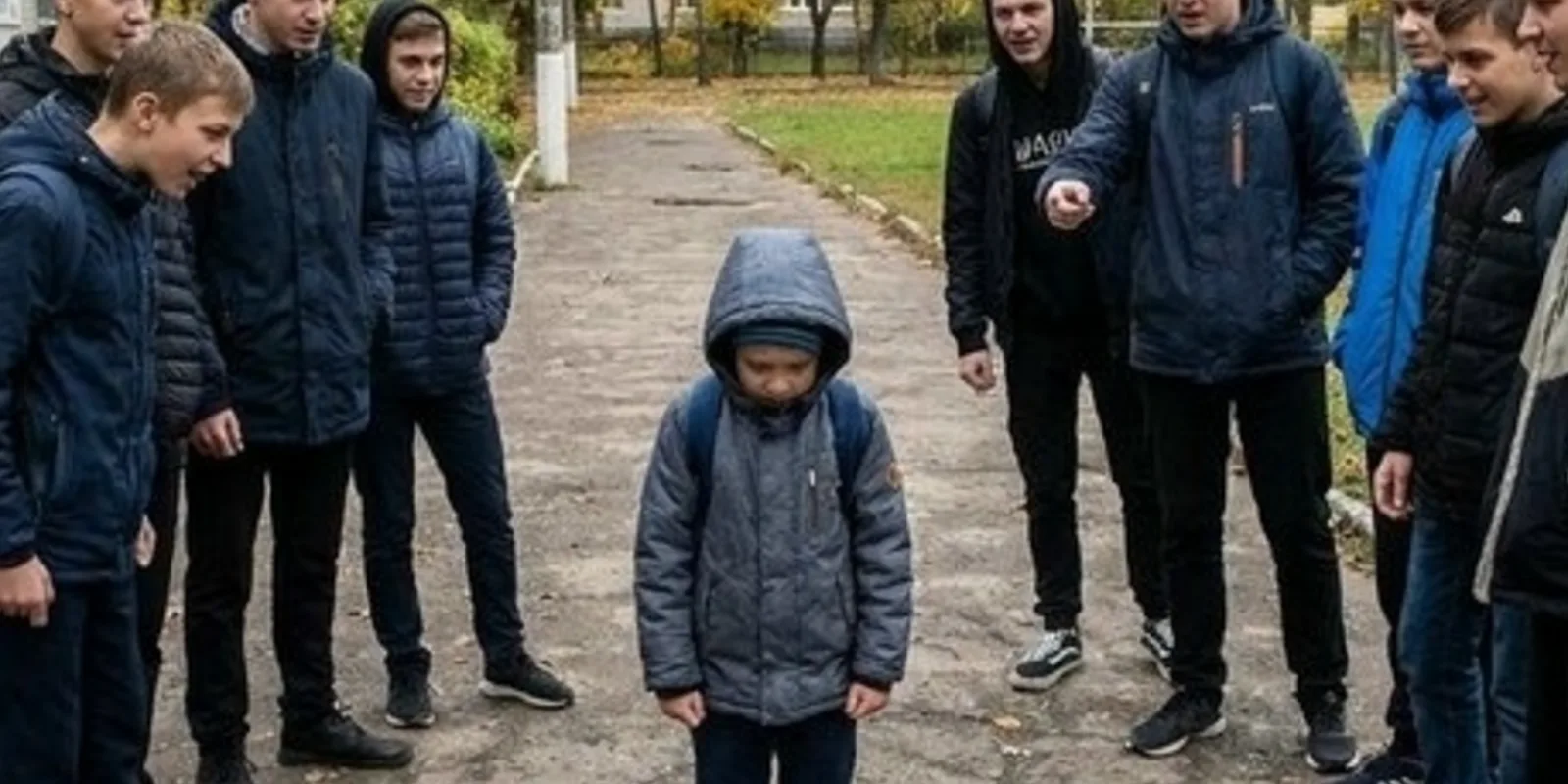 Одноклассники унизили тихого мальчика на школьном дворе. Но от того, что потом сделал с ними его отец, содрогнулся весь