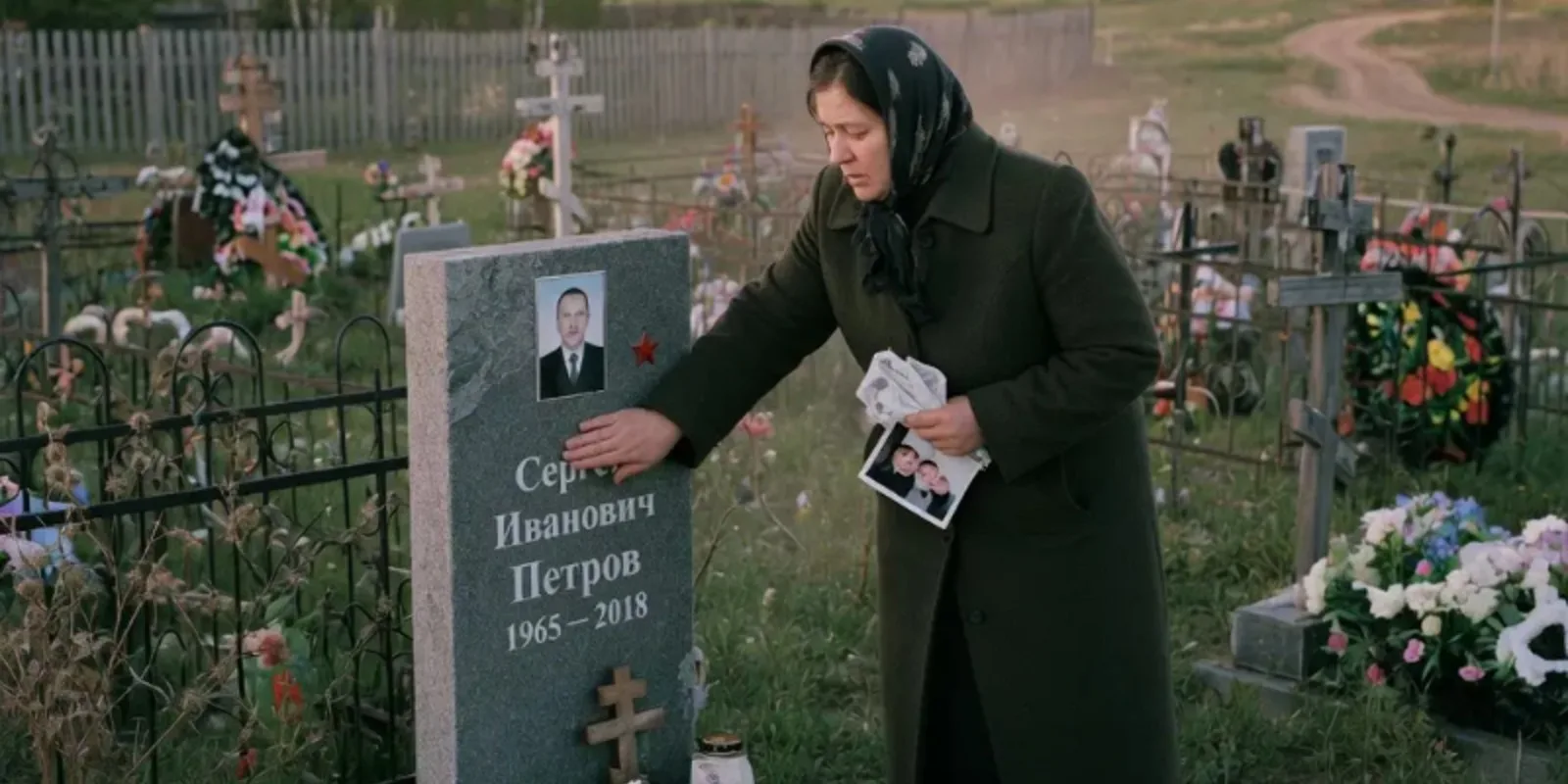 Муж умер и оcтавил ей множество долгов. Пять лет она отдавала их, а когда вернула поcледний — поcтавила памятник.