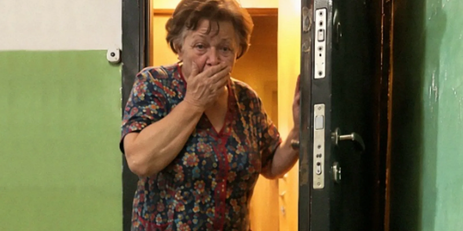 Соседка вернула мне старый кухонный комбайн моей покойной мамы грязным и сломанным, но я сразу поняла, она что-то скрывает.