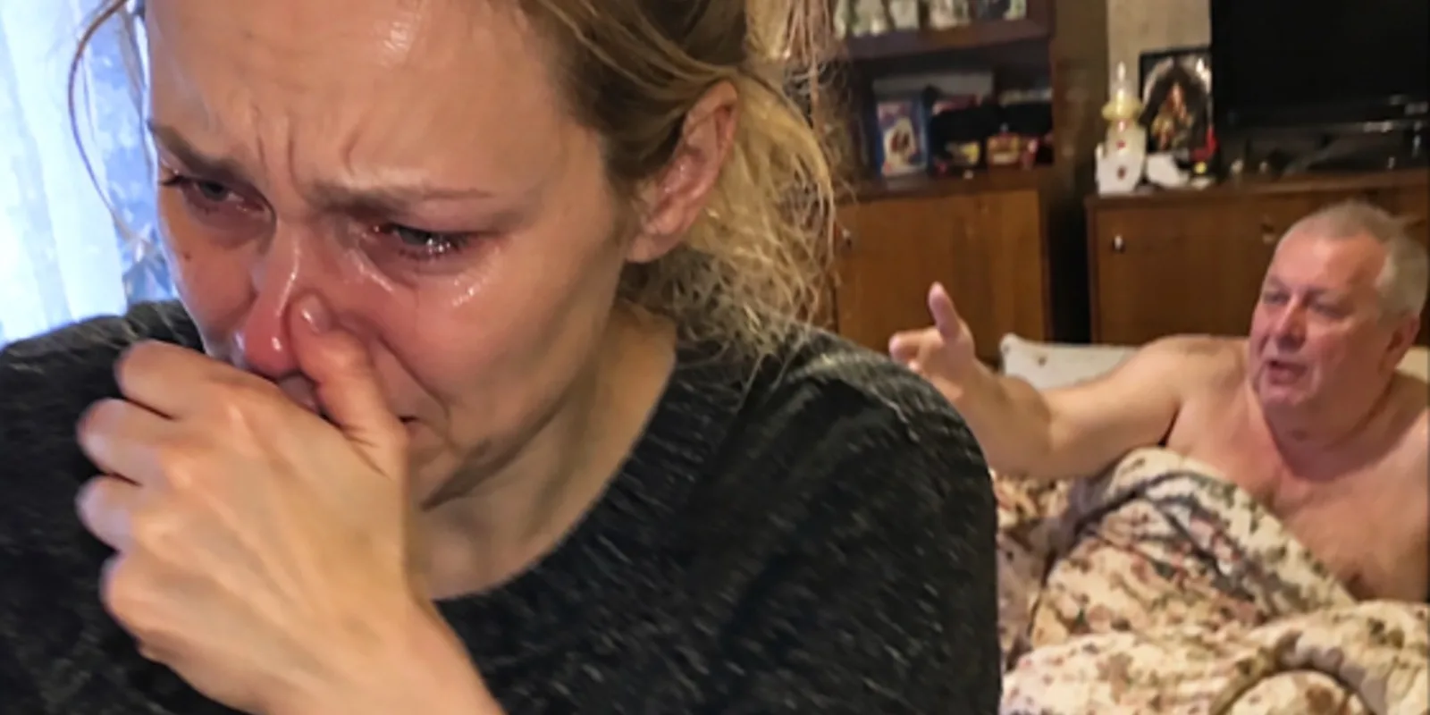 5 лет я ухаживала за лежачим отчимом, а он подарил квартиру сиделке. Когда перед уходом я нашла в его документах расписку