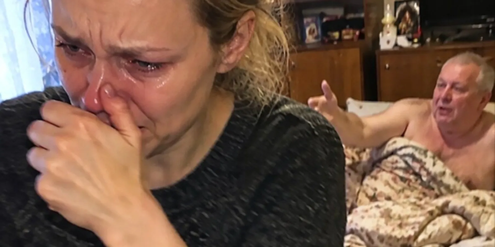 5 лет я ухаживала за лежачим отчимом, а он подарил квартиру сиделке. Когда перед уходом я нашла в его документах расписку